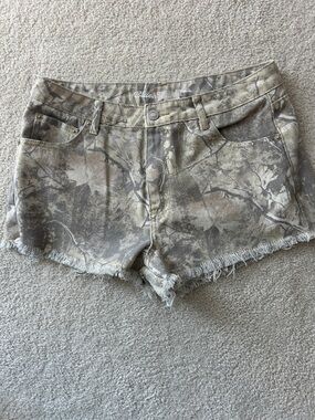 Blue Asphalt Camo Frayed Hem Jean Shorts - Taupe & Gray, Size M